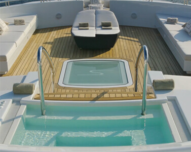 Luxusyacht mit Pool auf dem Deck und Liegefläche