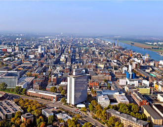 Bürogebäude von oben in einer Stadt