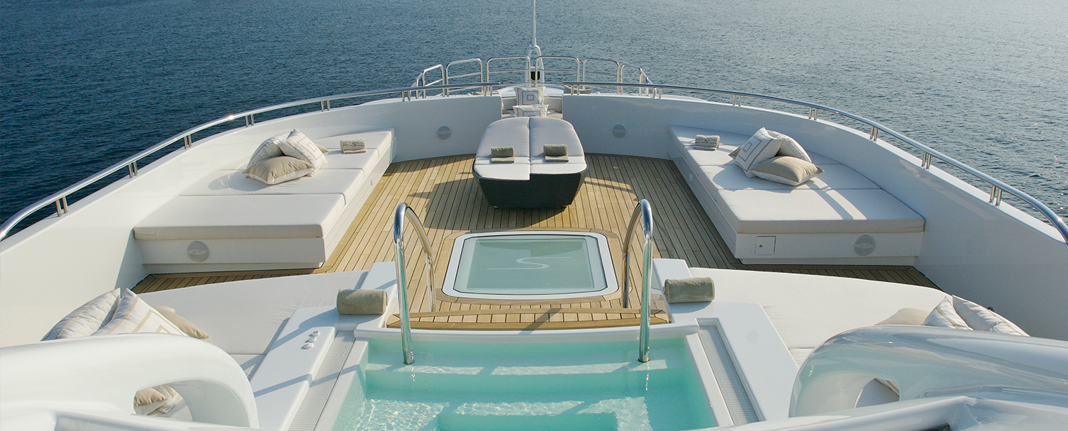 Luxusyacht mit Pool auf dem Deck und Liegefläche