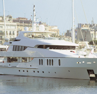 Luxusyacht Gloria von außen im Hafen