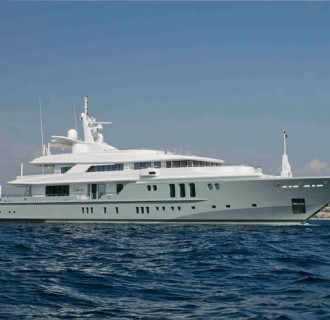 Siren Luxusyacht seitlich im Wasser