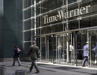 Time Warner Gebäude von außen mit Personen