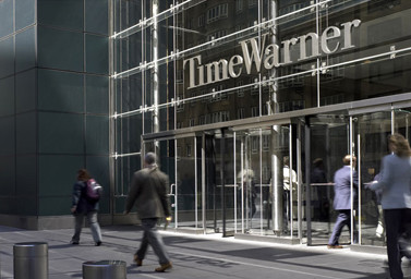 Time Warner Gebäude von außen mit Personen