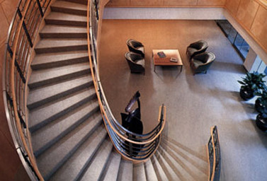 Holztreppe von oben in einem Bürogebäude