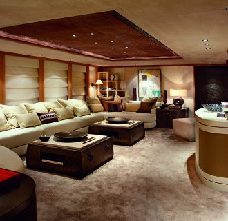 Logo Luxusyacht Zimmer mit großem Sofa