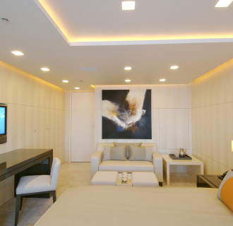 Luxusyacht Siren Schlafzimmer mit Sofa und TV