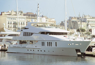 Luxusyacht im Hafen