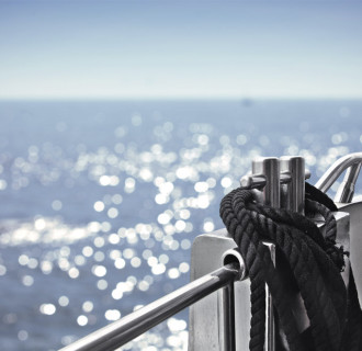 Beispielsbild Yacht Detail mit Meer im Hintergrund