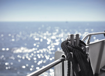 Beispielsbild Yacht Detail mit Meer im Hintergrund