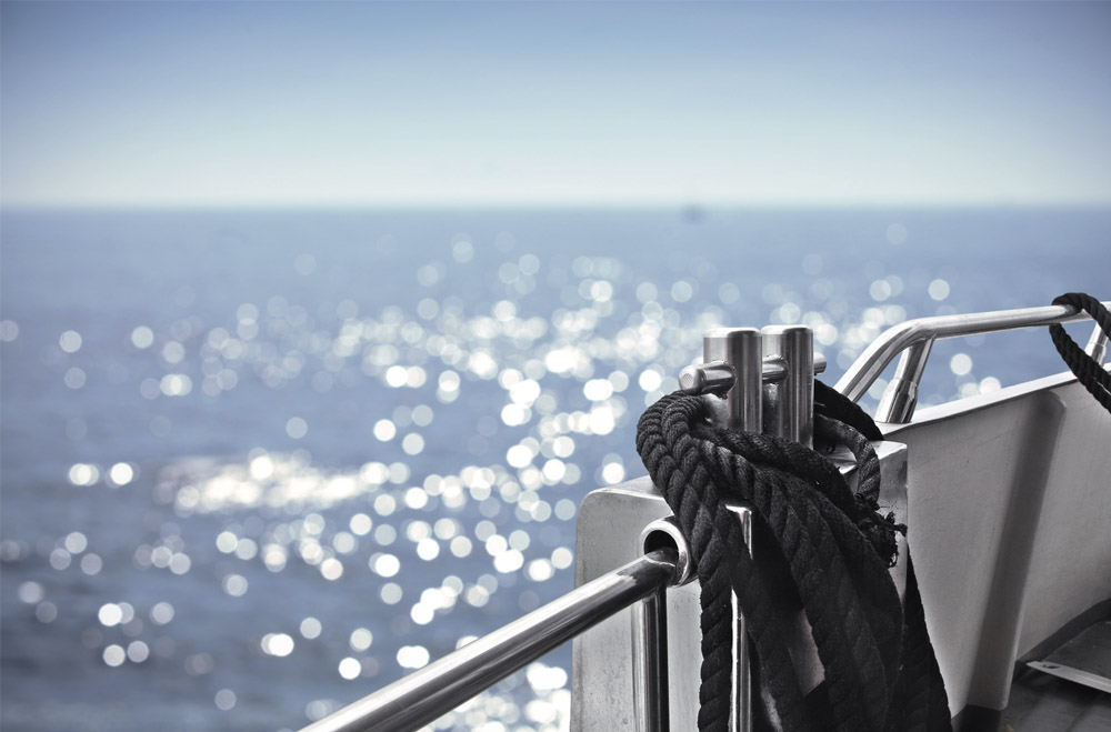 Beispielsbild Yacht Detail mit Meer im Hintergrund