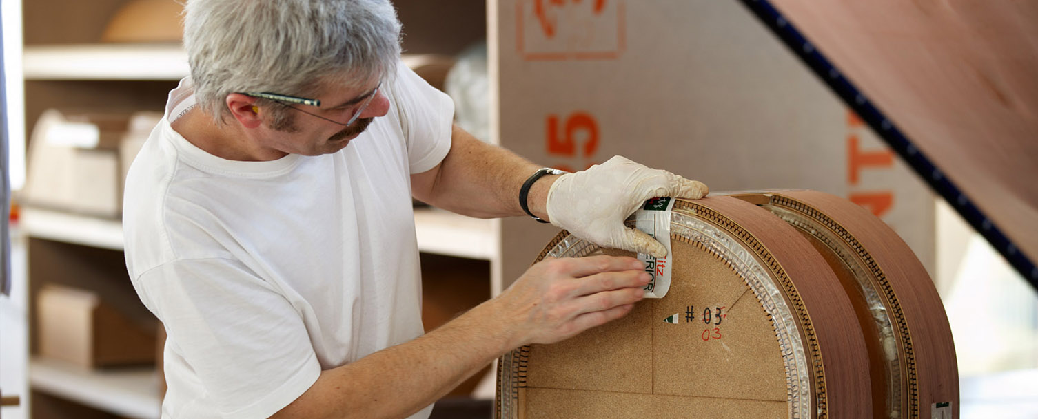 Schreiner bei der Arbeit in der Fitz Produktionsstätte