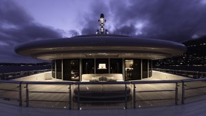 Luxusyacht Luna bei Nacht