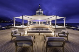 Luxusyacht Luna bei Nacht - Deck