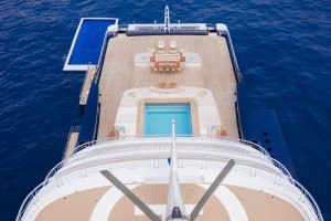 Luxusyacht Luna von oben mit Pool