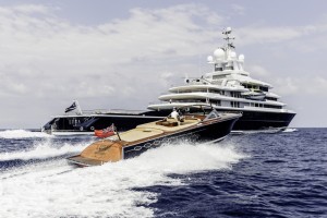 Luxusyacht Luna auf dem Meer, fährt, von hinten