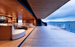 Luxusyacht Luna Wohnbereich und Terrasse mit Aussicht