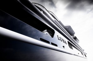 Luxusyacht Luna von außen Detailaunahme