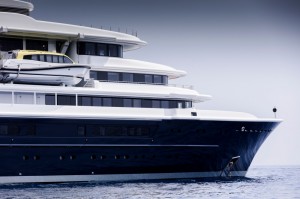 Luxusyacht Luna von außen im Meer