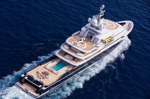 Luxusyacht Luna von oben mit Pool