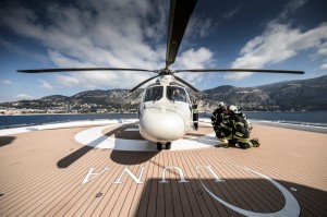 Luxusyacht LunaHelikopter