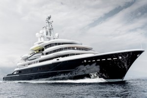 Luxusyacht Luna im Meer seitlich