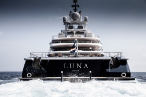 Luxusyacht Luna im Meer von hinten