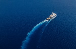 Luxusyacht Luna auf dem Meer von oben - hohe Entfernung