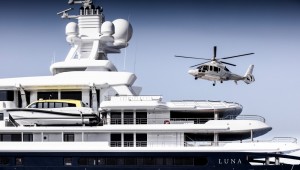 Luxusyacht Luna Helikopter landet